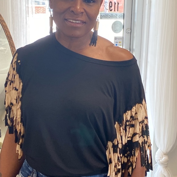 The Blackout Fringe Tee - Picture 7 of 8